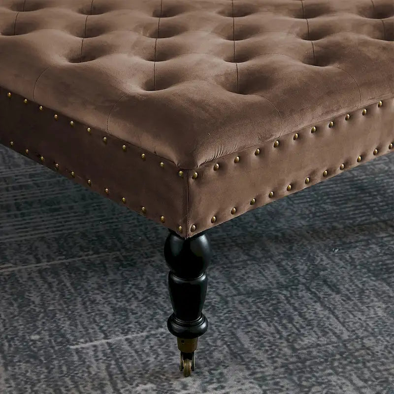 Ottoman de table basse capitonné avec garniture cloutée et roulettes