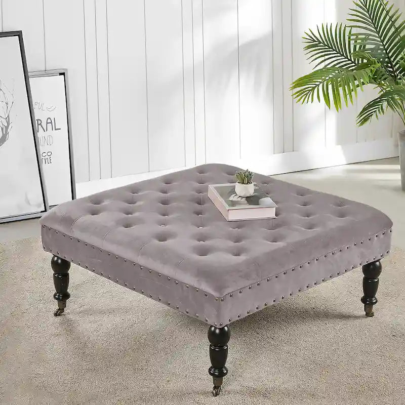 Ottoman de table basse capitonné avec garniture cloutée et roulettes