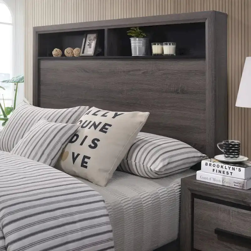 Lit en panneaux de bois gris avec tête de lit bibliothèque et étagères ouvertes