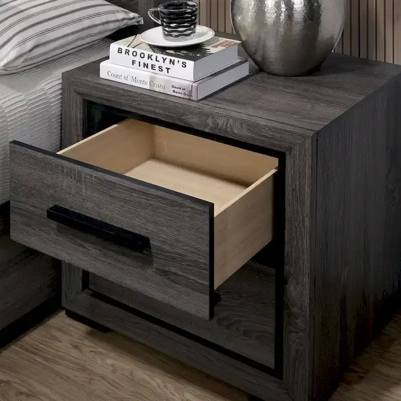 Lit en panneaux de bois gris avec tête de lit bibliothèque et étagères ouvertes