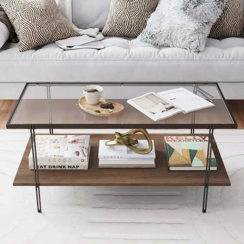 Table basse rectangulaire du milieu du siècle avec plateau en verre, pieds dorés et étagère en bois