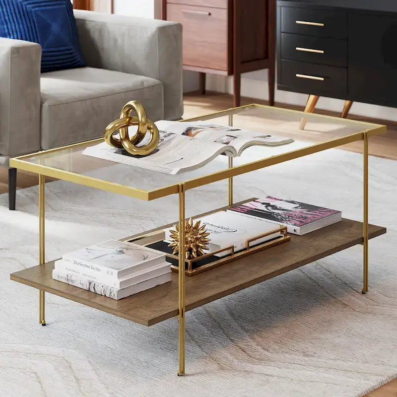 Table basse rectangulaire du milieu du siècle avec plateau en verre, pieds dorés et étagère en bois