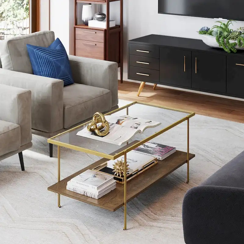 Table basse rectangulaire du milieu du siècle avec plateau en verre, pieds dorés et étagère en bois
