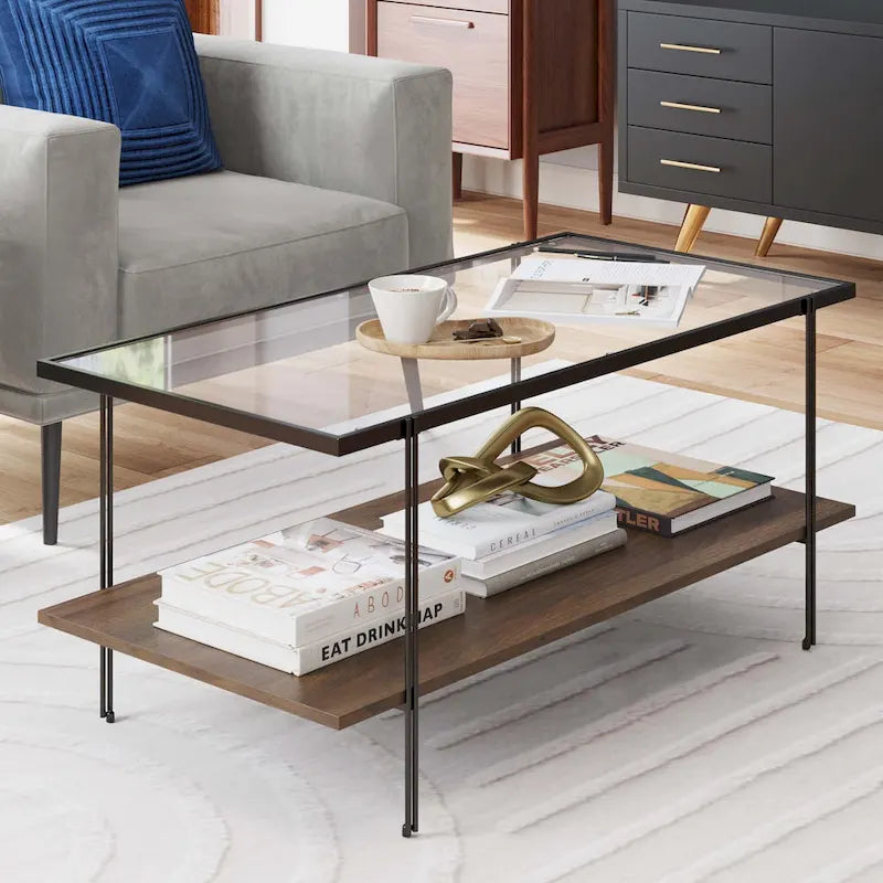 Table basse rectangulaire du milieu du siècle avec plateau en verre, pieds dorés et étagère en bois