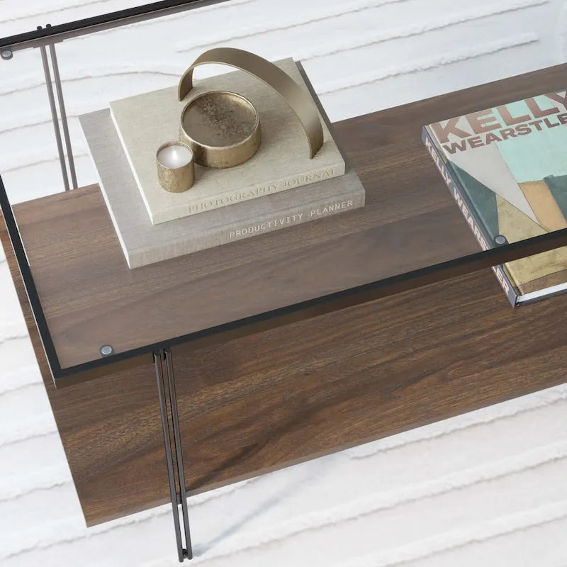 Table basse rectangulaire du milieu du siècle avec plateau en verre, pieds dorés et étagère en bois