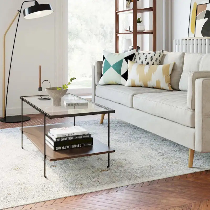 Table basse rectangulaire du milieu du siècle avec plateau en verre, pieds dorés et étagère en bois