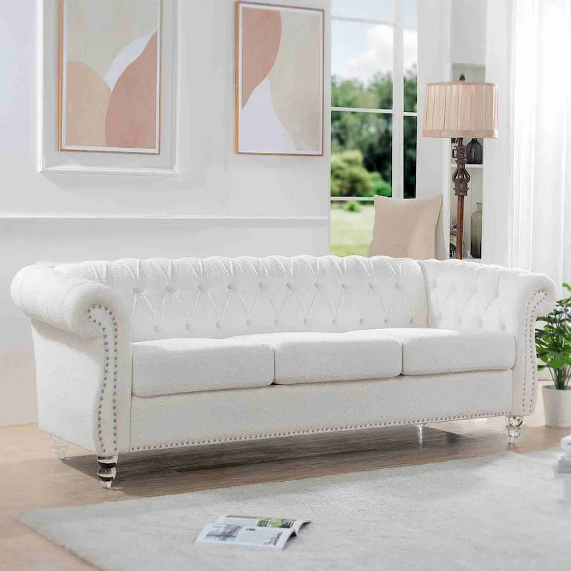 Canapé capitonné Chesterfield blanc à accoudoirs roulés, avec garniture cloutée argentée