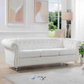 Canapé capitonné Chesterfield blanc à accoudoirs roulés, avec garniture cloutée argentée