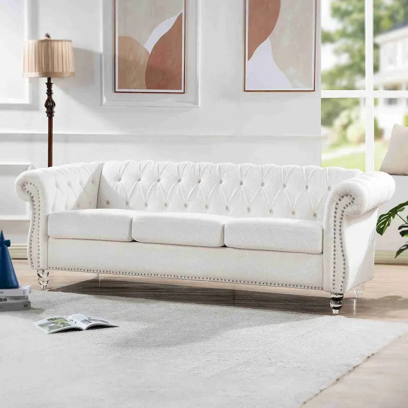 Canapé capitonné Chesterfield blanc à accoudoirs roulés, avec garniture cloutée argentée
