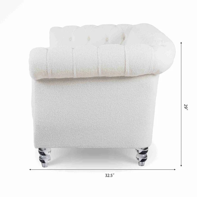 Canapé capitonné Chesterfield blanc à accoudoirs roulés, avec garniture cloutée argentée