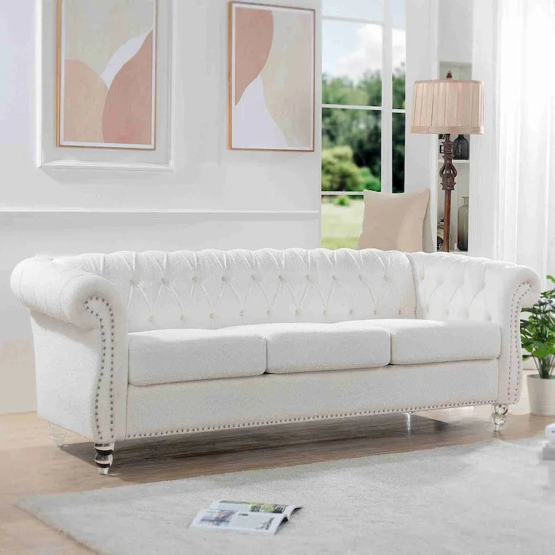 Canapé capitonné Chesterfield blanc à accoudoirs roulés, avec garniture cloutée argentée