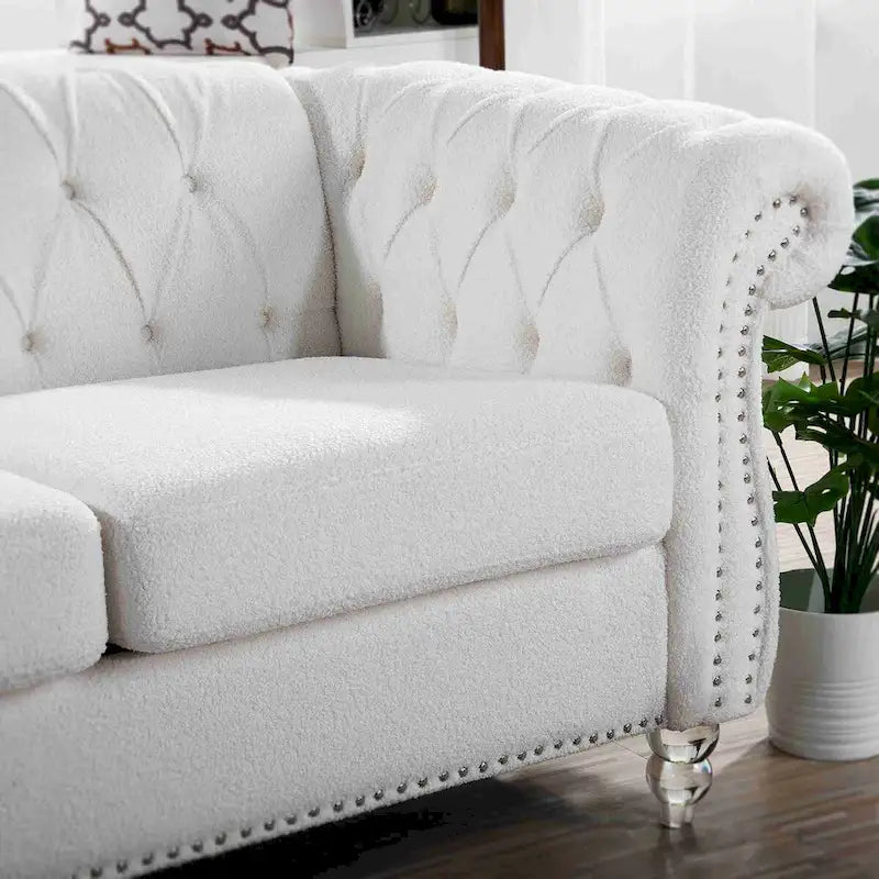Canapé capitonné Chesterfield blanc à accoudoirs roulés, avec garniture cloutée argentée