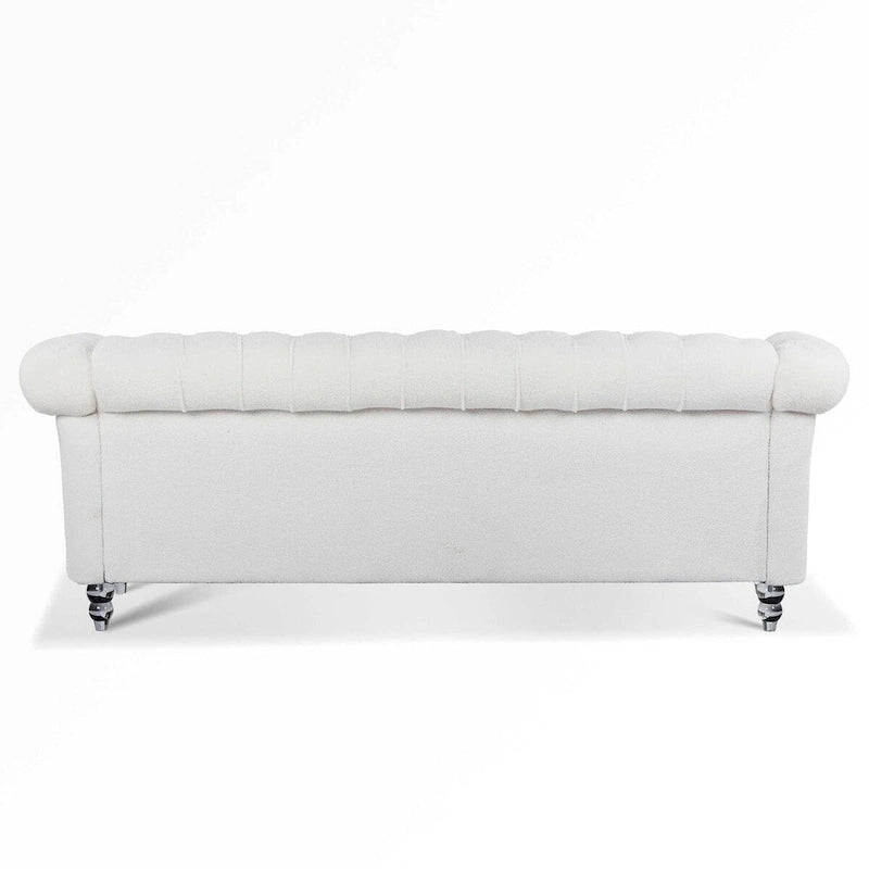 Canapé capitonné Chesterfield blanc à accoudoirs roulés, avec garniture cloutée argentée