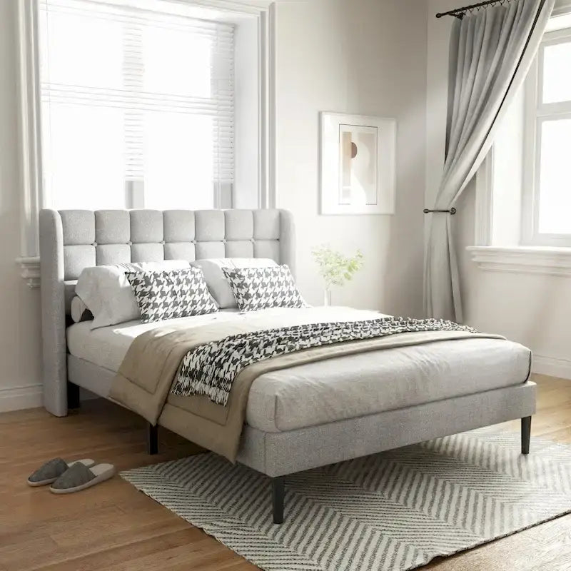 Cadre de lit plateforme capitonné avec tête de lit capitonnée de couleur gris clair