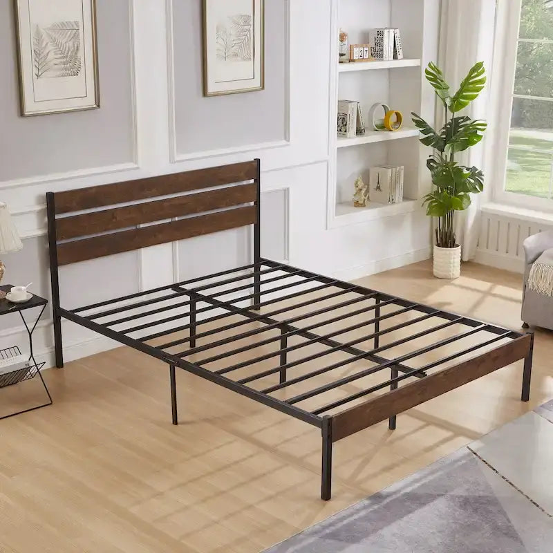 Lit plateforme en métal marron avec tête de lit en bois et espace de rangement