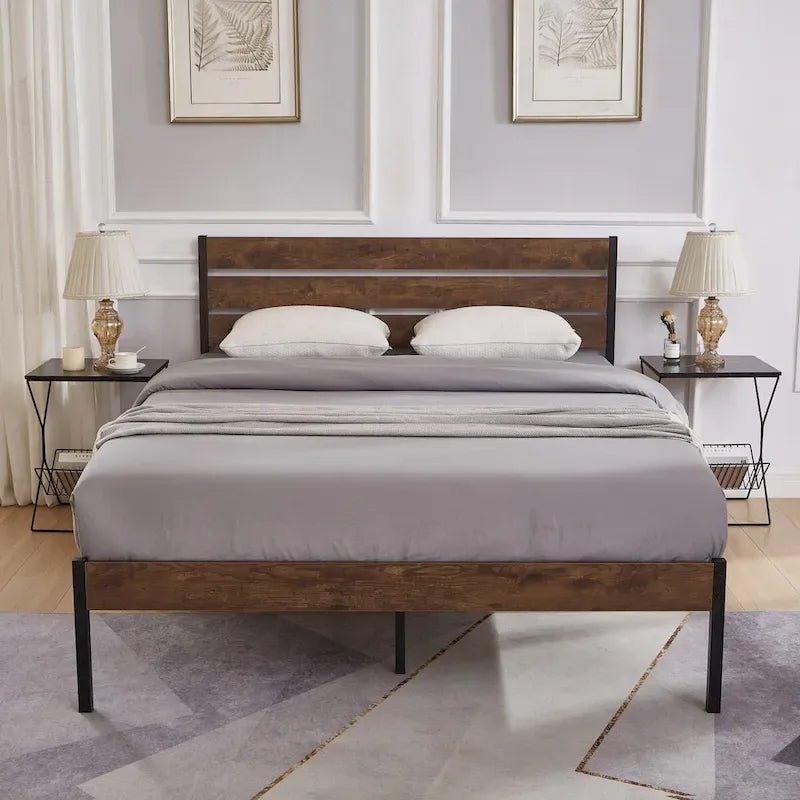 Lit plateforme en métal marron avec tête de lit en bois et espace de rangement